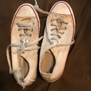 Converse low top tennis shoes